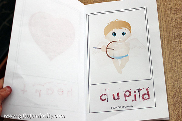 A free printable Valentine Words Booklet for kids. Build vocabulary, spelling skills, and a knowledge of books with this simple and fun Valentine learning activity. || Gift of Curiosity