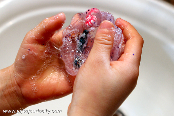How cool is this? Get a list of materials and step-by-step instructions for making homemade glycerin soap with kids. What a fun way to encourage hand washing (and sneak a little science lesson in at the same time)! || Gift of Curiosity