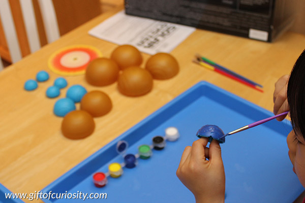 Making a model of the solar system is a great way to use both art and science to teach kids about about the planets and solar system || Gift of Curiosity