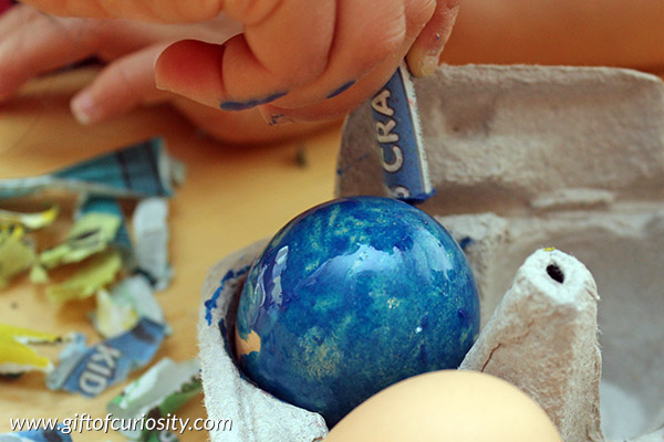 Melted crayon Easter eggs: Create BEAUTIFULLY decorated Easter eggs by drawing on hot eggs with crayons that will melt onto the eggshell for a wonderful effect || Gift of Curiosity