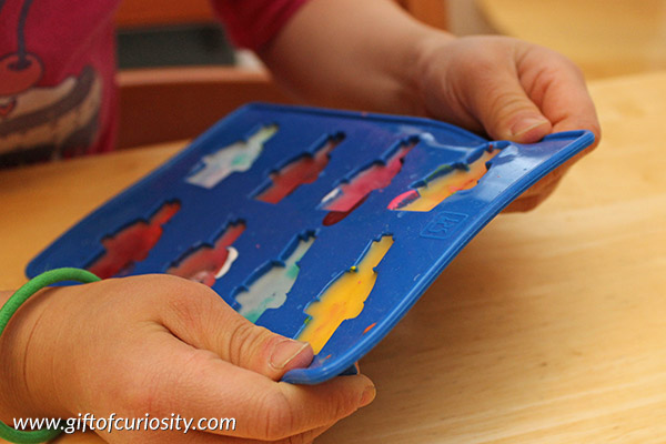 Upcycle your old and broken crayons! This is such a fun way to re-use worn down old crayons that kids don't want to color with anymore. || Gift of Curiosity