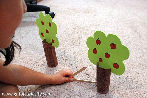 This apple tree math activity teaches kids to compare quantities and decide which is greater than and which is less than. Such a fun idea for Pre-K and K students! || Gift of Curiosity
