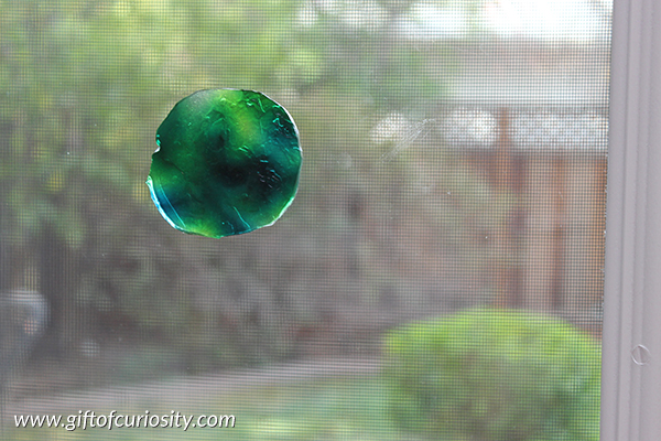 Space-themed gelatin window clings. This would be such a fun art project for the kids to do while learning about planets and the solar system! || Gift of Curiosity