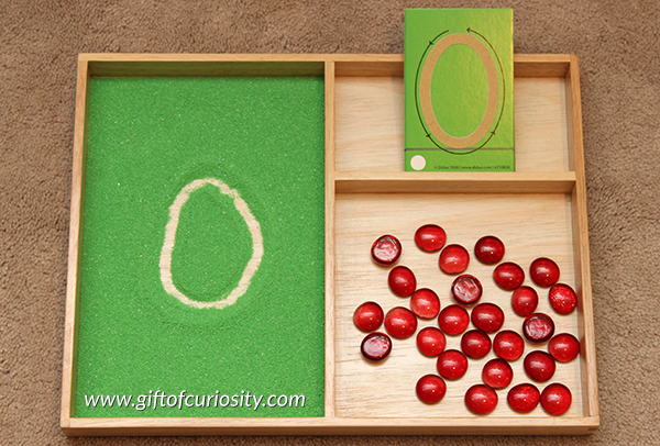 Apple-themed Montessori number activity: Part of a collection of apple-themed Montessori activity ideas for kids ages 2-5. || Gift of Curiosity