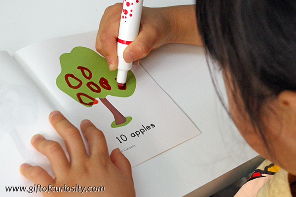 My Apple Counting Book is a free printable fill-in-the-apples book to help children with number identification and counting skills. Great for preschoolers and kindergarten students to use during an apple unit! || Gift of Curiosity