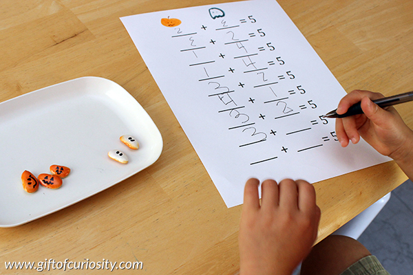 Halloween math: This is a clever, Halloween-inspired way to help kids learn combinations of 5 and 10 and practice basic addition. What a cute idea for October! || Gift of Curiosity