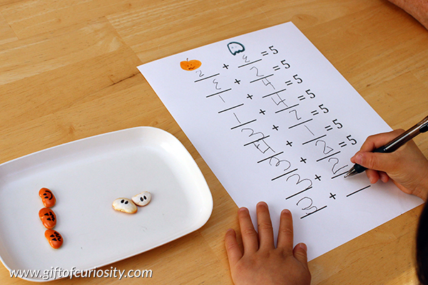 Halloween math: This is a clever, Halloween-inspired way to help kids learn combinations of 5 and 10 and practice basic addition. What a cute idea for October! || Gift of Curiosity