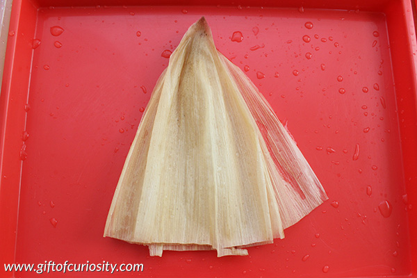 How to make corn husk dolls - a simple tutorial for kids and grownups alike to make this Native American craft. || Gift of Curiosity