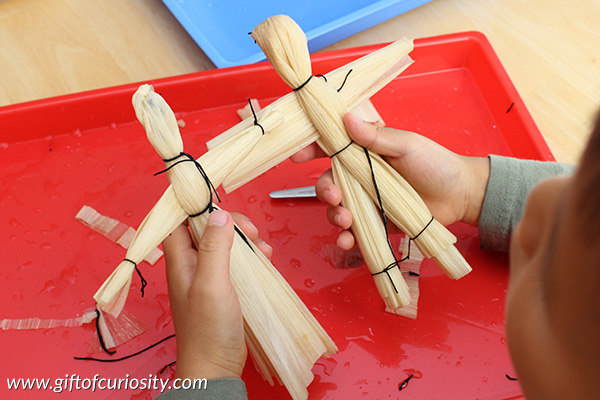 How to make corn husk dolls - a simple tutorial for kids and grownups alike to make this Native American craft. || Gift of Curiosity