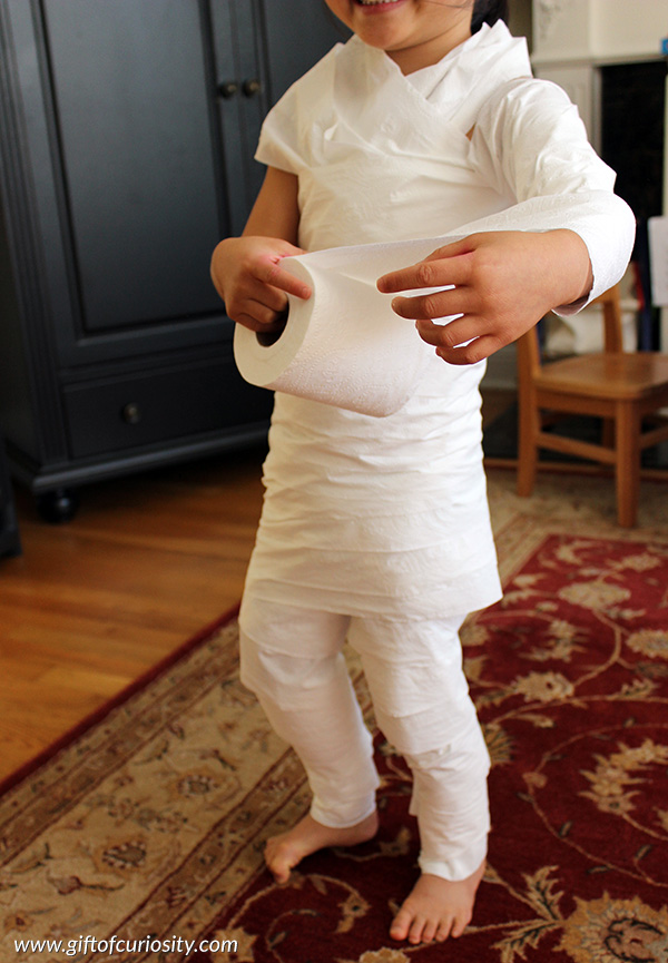 Halloween fun: With a roll of toilet paper, you can turn your child into a mummy with this fun toilet paper mummies Halloween activity. || Gift of Curiosity