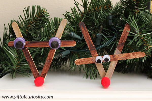 Craft stick reindeer: This cute Christmas craft is perfect for preschoolers and will look great on your Christmas tree or simply sitting on a shelf this holiday season. || Gift of Curiosity