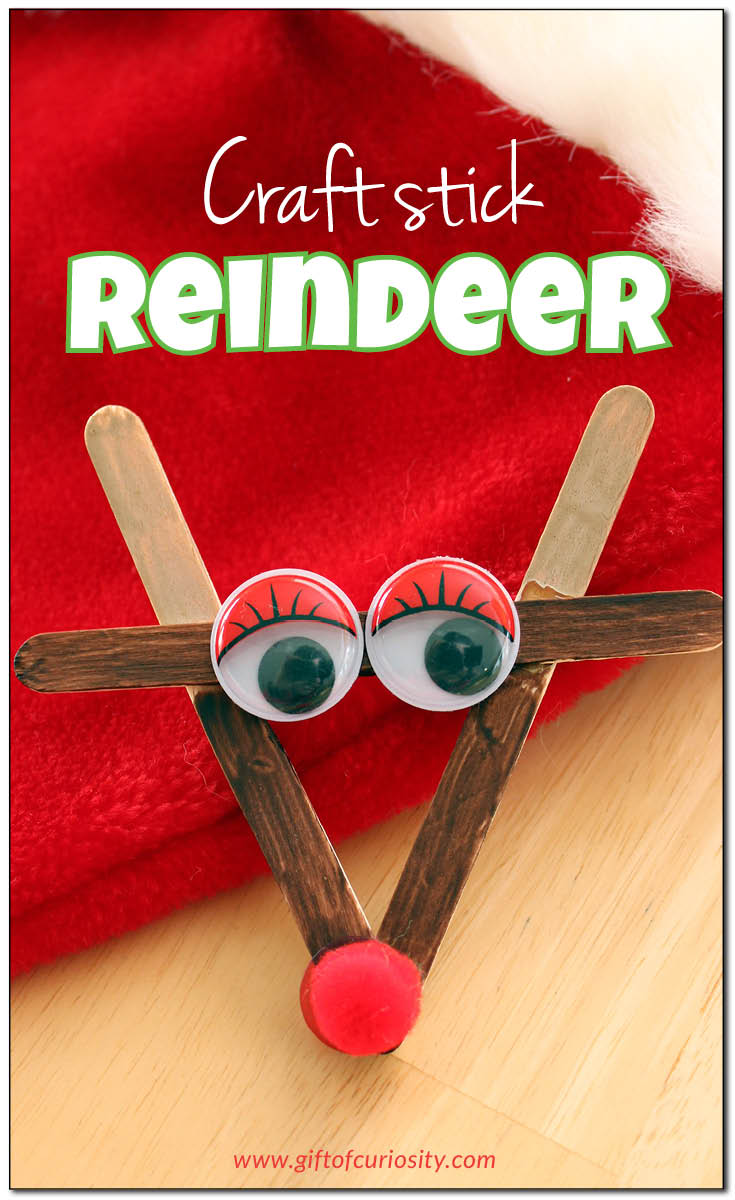 Craft stick reindeer: This cute Christmas craft is perfect for preschoolers and will look great on your Christmas tree or simply sitting on a shelf this holiday season. || Gift of Curiosity