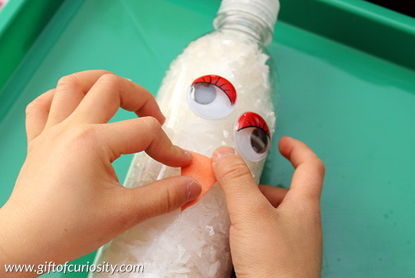 This plastic bottle snowman craft is perfect for the kids to make this winter! || Gift of Curiosity