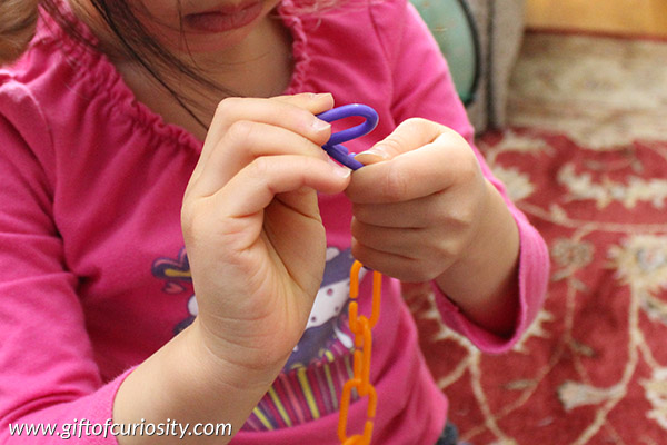Adding with colored chain links is a fun, hands-on, and playful math activity for working on addition facts. Plus, it develops fine motor skills too! Love this math activity for preschoolers and kindergartners. || Gift of Curiosity