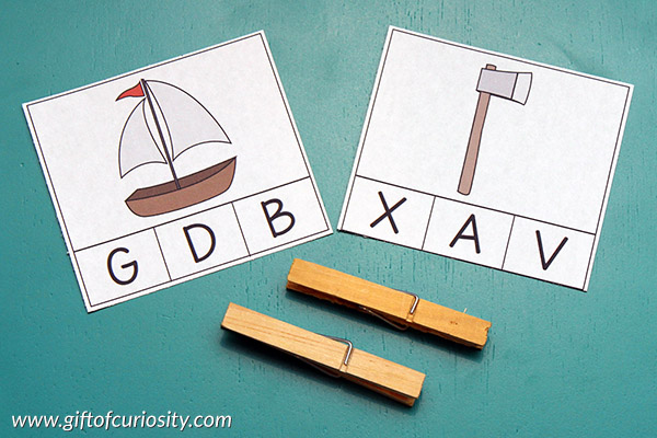FREE printable Beginning Sounds Alphabet Clip Cards for kids who are learning to identify the initial sounds of words and match those sounds to letters. || Gift of Curiosity