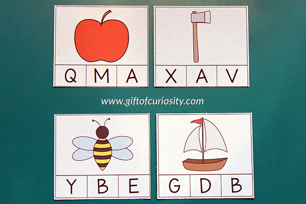 FREE printable Beginning Sounds Alphabet Clip Cards for kids who are learning to identify the initial sounds of words and match those sounds to letters. || Gift of Curiosity