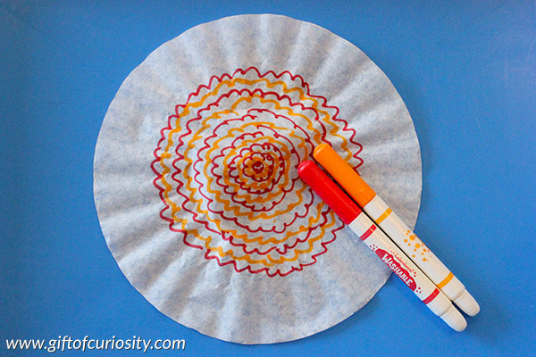 These chromatography flowers made with coffee filters and markers are beautiful! What a fun way to combine art and science for kids of all ages! This would be a great STEM (or STEAM) project to try. || Gift of Curiosity