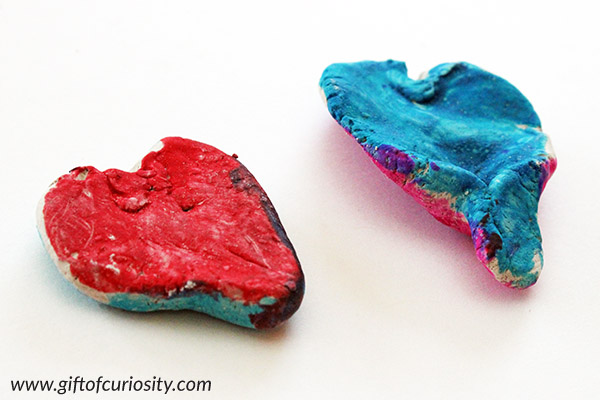 Painted clay hearts make a wonderful Valentine's Day craft. These would be perfect to give away at a class Valentines party! || Gift of Curiosity