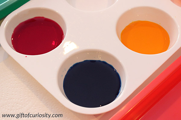 Do your kids have a pretty good understanding of basic color theory? Do they know that red and yellow make orange, yellow and blue make green, and red and blue make purple? If so, then they are ready for this color mixing rainbow challenge! || Gift of Curiosity