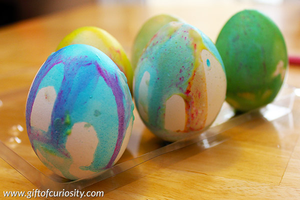 Fizzing Easter eggs: This year, don't just dye your eggs, make fizzing Easter eggs that combine art, fine motor development, and science into one gorgeous way to decorate your eggs for Easter! || Gift of Curiosity