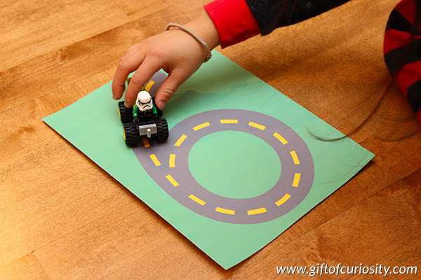 Printable Road Numbers activity to learn numbers. This is an AWESOME idea for kids who love cars! Kids can drive their cars on the number roads to learn their numbers! || Gift of Curiosity