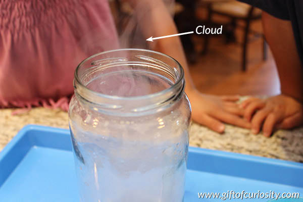 Du skirtingi būdai, kaip padaryti debesį stiklainyje.  Koks puikus orų mokslo užsiėmimas vaikams!  ||  Smalsumo dovana