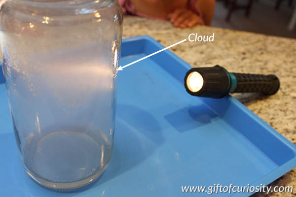 Du skirtingi būdai, kaip padaryti debesį stiklainyje.  Koks puikus orų mokslo užsiėmimas vaikams!  ||  Smalsumo dovana