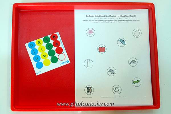 Initial sounds practice with dot stickers: Pair this free printable with dot stickers to help kids practice identifying the initial sounds and letters of words. What a great way to teach the alphabet and work on fine motor skills at the same time! || Gift of Curiosity