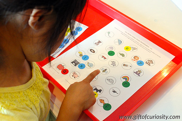 Initial sounds practice with dot stickers: Pair this free printable with dot stickers to help kids practice identifying the initial sounds and letters of words. What a great way to teach the alphabet and work on fine motor skills at the same time! || Gift of Curiosity