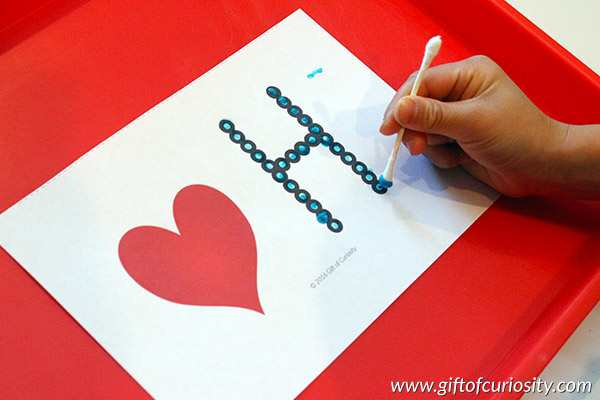 Q-Tip Painted Letters Fine Motor Activity: Use this free printable to help kids learn their letters and develop their fine motor skills at the same time. || Gift of Curiosity