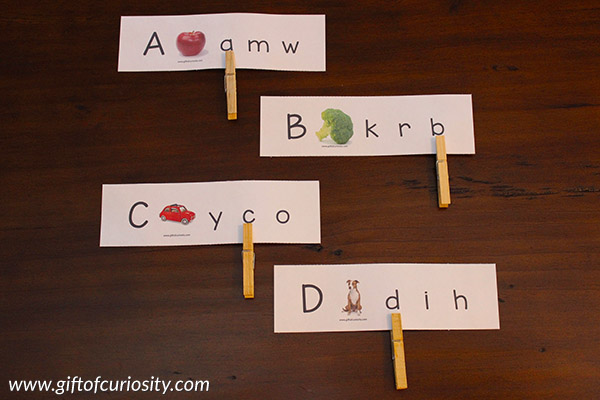 Free printable uppercase and lowercase letter matching clip cards. Great for working on letter recognition, letter sounds, and fine motor skills. || Gift of Curiosity