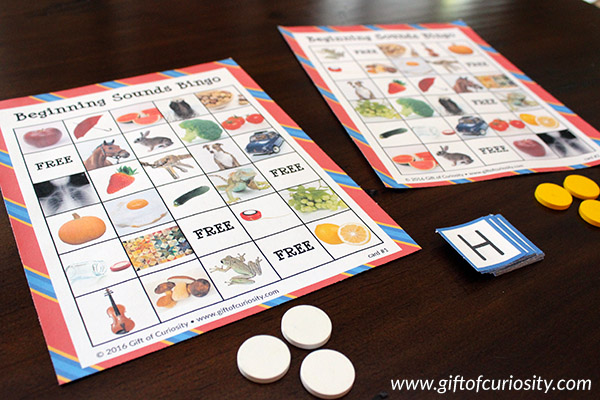 Playing games is a fun way to help kids learn. Use this *FREE* Beginning Sounds Bingo Game to help kids practice identifying the initial sounds of words. This is a great way to help kids with basic phonics skills and sound segmentation. || Gift of Curiosity
