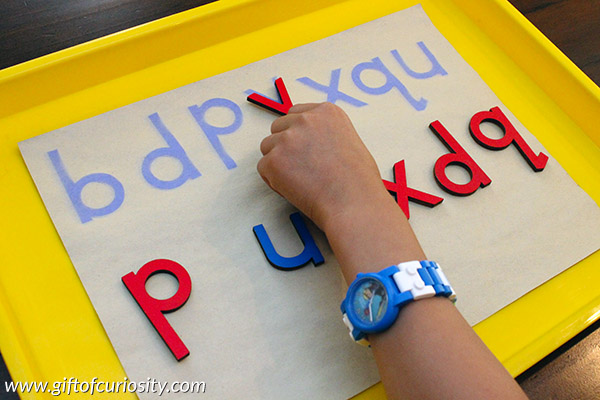 Make this DIY letter puzzle on a sunny day to provide your child with a fun activity that supports letter learning. As children work on the letter puzzle, they will focus on the shape of each letter. What a fun way to teach the alphabet! || Gift of Curiosity
