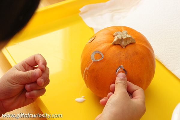 Sequin decorated pumpkins: A Halloween fine motor craft kids can make to decorate the front porch || Gift of Curiosity