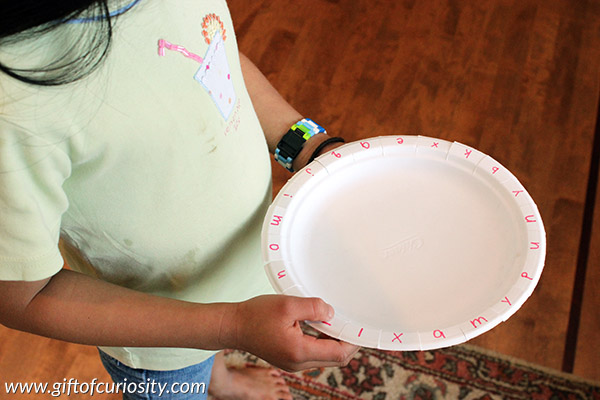 This activity uses a paper plate to teach letter sounds, and works on kids' fine motor skills at the same time! || Gift of Curiosity