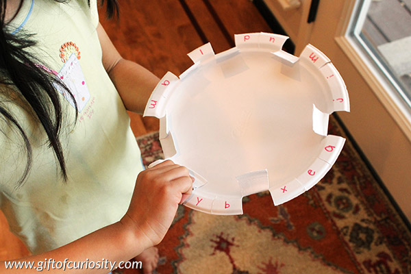 This activity uses a paper plate to teach letter sounds, and works on kids' fine motor skills at the same time! || Gift of Curiosity