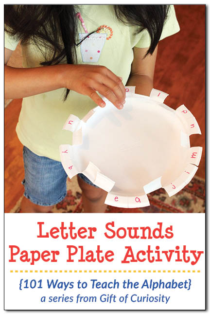 This simple-to-prepare activity uses a paper plate to teach letter sounds, and works on kids' fine motor skills at the same time! || Gift of Curiosity